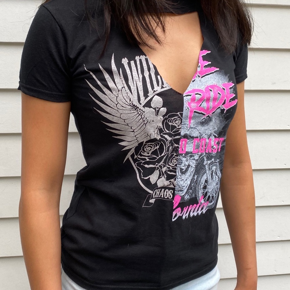 Choker cut out graphic tee